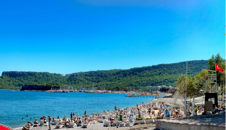 Hint yazı Antalya'ya geldi turistler denizde yüzmeye gitti