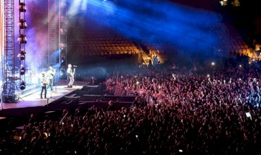 Yeni Zelandalı Kalabalık ve Maskesiz 30.000 Kişi Canlı bir Konserle Kutladı